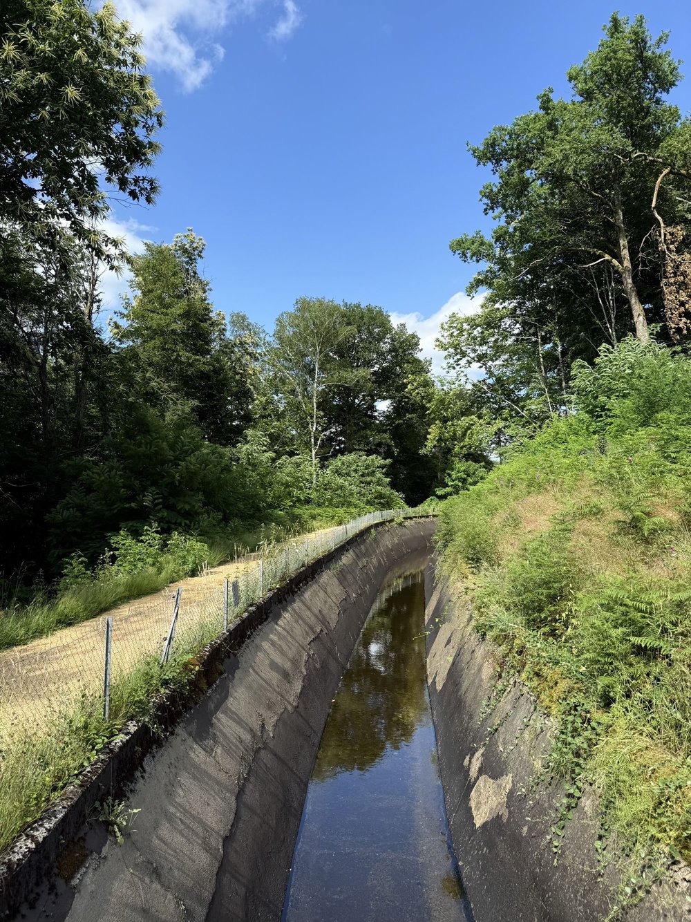Le long du canal de la centrale de Bar